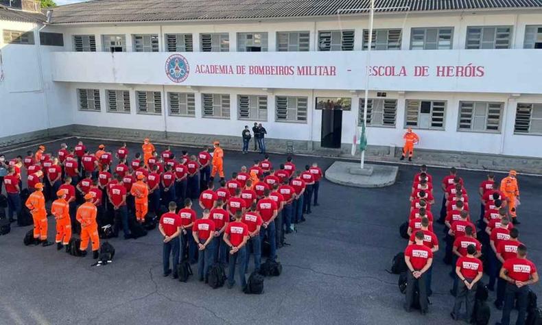 Escola de Formao de Corpo de Bombeiros com bombeiros em vermelho e laranja enfileirados