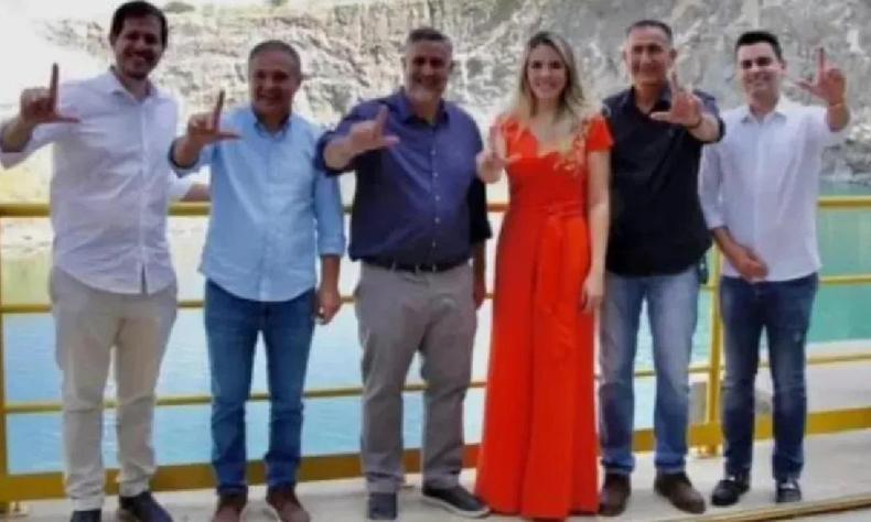 Yury e outros polticos fazendo o L