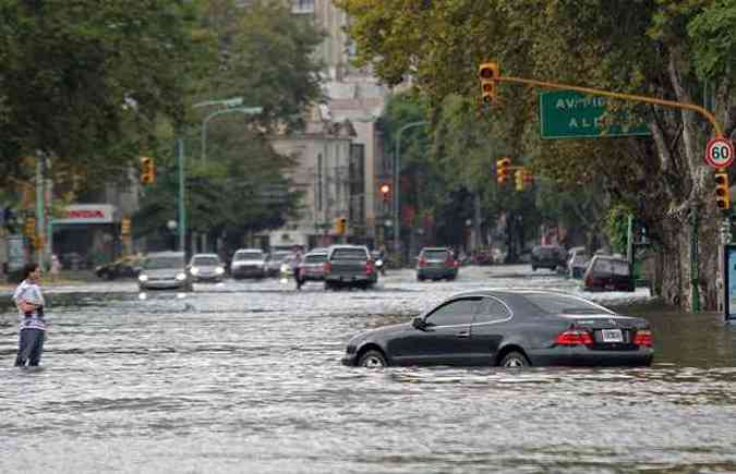 Os bairros mais atingidos foram Palermo, Belgrano e Nuez, no Norte de Buenos Aires(foto: SANTIAGO PANDOLFI / NA / AFP)