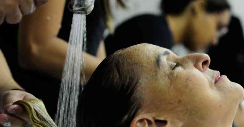 O ideal  lavar os cabelos com gua fria(foto: Carlos Vieira/CB/D.A Press )