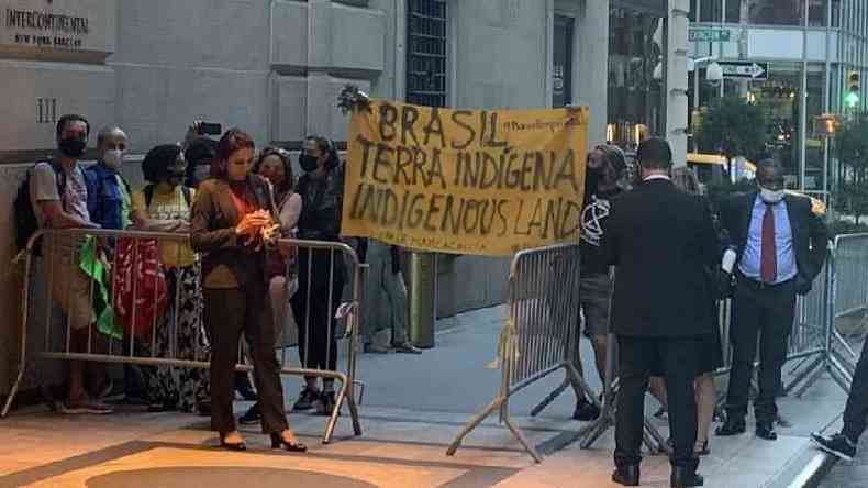 Bolsonaro  alvo de protesto em frente ao hotel onde est hospedado em Nova York contra restries  demarcaes de terras indgenas