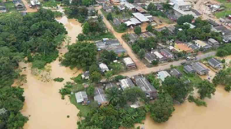 Muitos moradores tiveram de deixar suas casas aps locais serem atingidos pelas enchentes(foto: Divulgao/ Secom Acre)