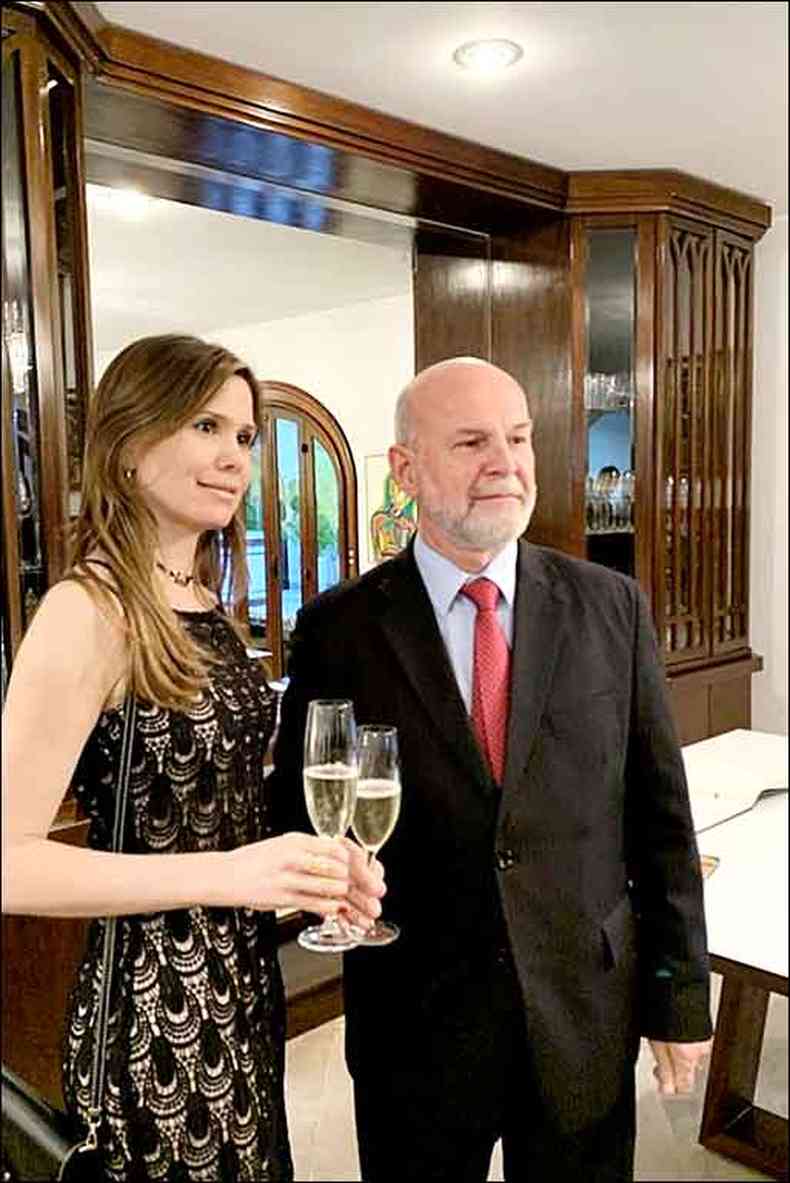Joanna Scharle de Vasconcelos com o embaixador do Luxemburgo Carlo Krieger(foto: divulgao)