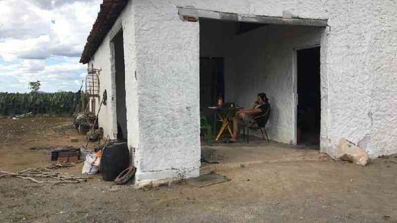 Casa em fazenda de Canudos, com imigrante chins ao fundo