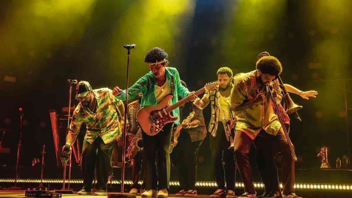 HZ, Bruno Mars faz show com 'Evidências' no The Town e justifica ingresso  disputado