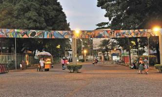 Praça Duque de Caxias, em Santa Tereza: visitante pede maior infraestrutura de apoio (foto: Marcos Vieira/Em/D.a press) Praça Duque de Caxias, em Santa Tereza: visitante pede maior infraestrutura de apoio
