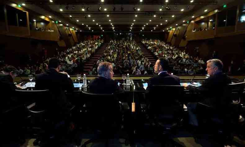O auditrio da sede do BNDES, no Rio, ficou lotado por funcionrios. Quatro ex-presidentes da instituio participaram do evento (foto: Wilton Jr/Estado Contedo)