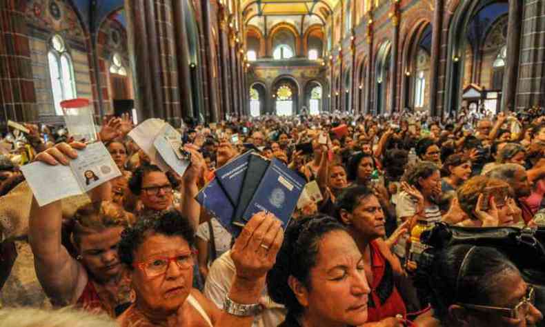 Milhares de pessoas lotaram a Igreja So Jos, no Centro de BH(foto: Leandro Couri/EM/D.A.Press)