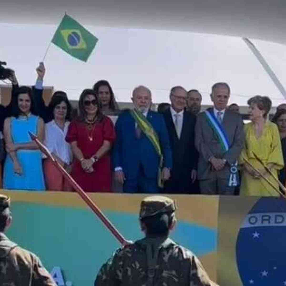 Com coro pela democracia, Lula participa de desfile pela nona vez