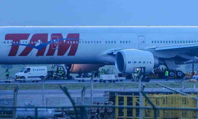 Na ltima quinta-feira, avio da mesma empresa fez um pouso forado no aeroporto de Confins (foto: Leandro Couri/EM/D.A Press)