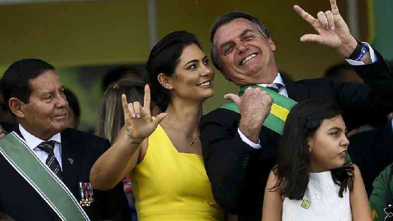 Bolsonaro ao lado da esposa, Michele, da filha, Laura, e do vice-presidente Hamilton Mouro