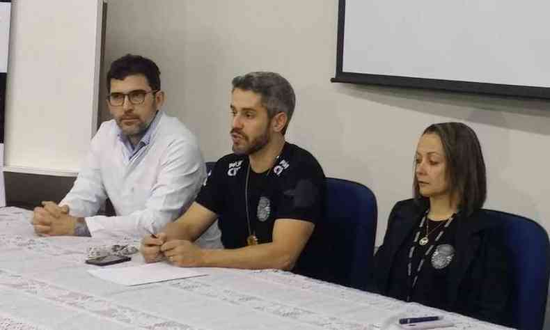 Thales Bittencourt (centro) falou sobre o processo de identificao do corpo(foto: Paulo Filgueiras/EM/D.A PRESS)