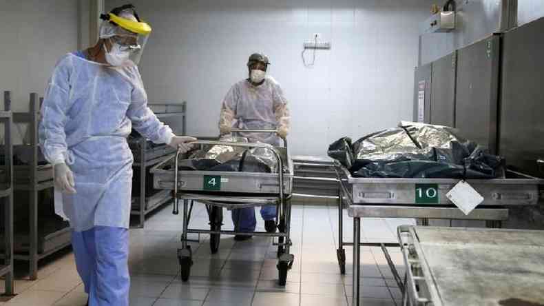 Brasil bate recordes de mortes em 24 horas - mais de 1,8 mil vtimas de covid-19. Hospitais em Porto Alegre alcanam 100% da ocupao em UTIs.(foto: REUTERS/Diego Vara)