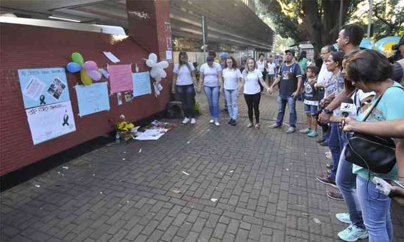 Com oraes e flores na calada, grupos de pessoas manifestaram seus sentimentos s famlias das vtimas(foto: Juarez Rodrigues/EM/DA Press)