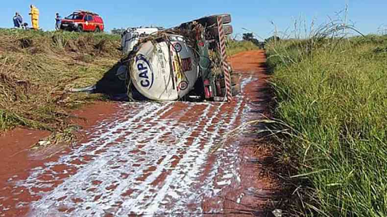 Rastro de leite derramado depois do tombamento da carreta com 34 mil litros de leite MGC452 Uberlândia