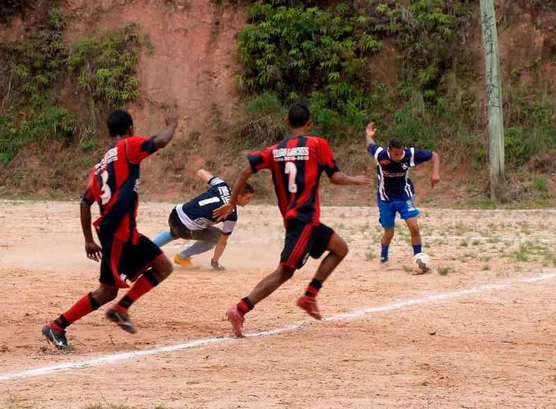 jogadores de futebol disputam uma bola