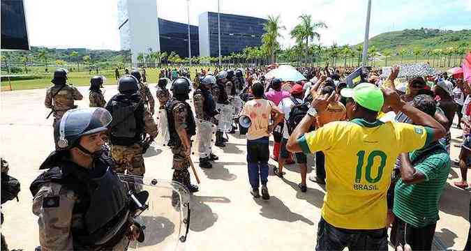 Manifestantes foram para a Cidade Administrativa depois de fecharam rodovias(foto: Leandro Couri/EM/D.A Press)