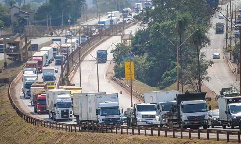 Fila de caminh�es na BR-381, em Igarap�, na Grande BH