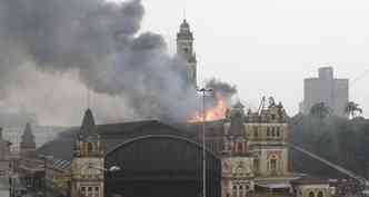 Incndio destruiu o Museu da Lngua Portuguesa, localizado no mesmo prdio da estao(foto: AFP PHOTO/Miguel SCHINCARIOL)