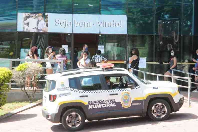 Guarda municipal fiscalizou obrigatoriedade de mscaras e lotao(foto: Juarez Rodrigues/EM/D.A.Press)