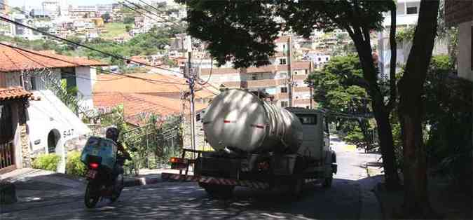 Depois do desastre e com autorizao da Prefeitura de BH, caminho-tanque desce a mesma rua onde transportador de cimento se desgovernou na vspera (foto: Edsio Ferreira/EM/D.A PRESS )