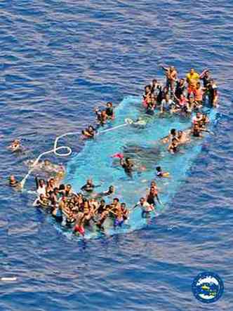 O navio Vega socorreu 135 imigrantes que estavam em uma embarcao parcialmente naufragada(foto: AFP PHOTO / TWITTER - EUNAVFOR MED)