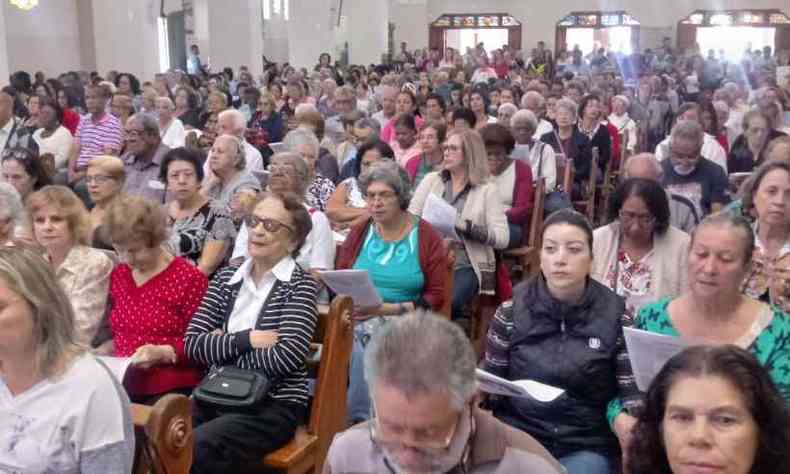 Desde o incio da manh, milhares de pessoas passaram pela Igreja Padre Eustquio(foto: Beto Novaes/EM/D.A.Press)