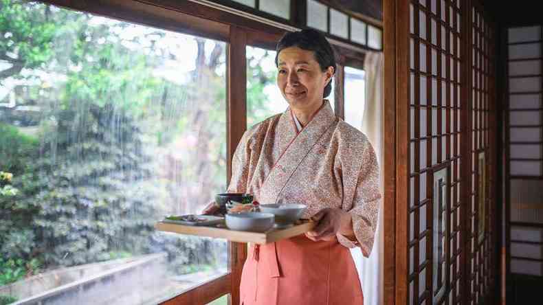 Mulher servindo refeio no Japo