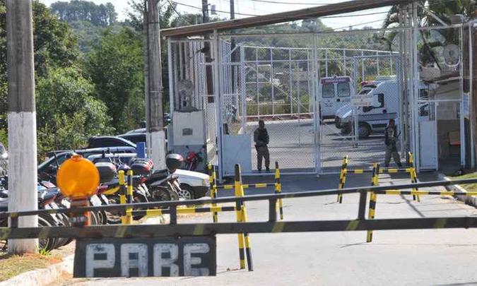 Entrada do presídio, de onde quatro presos fugiram na noite de terça-feira, e parte da muralha de seis quilômetros: vigilância fragilizada (foto: Jair Amaral/EM/DA Press) Entrada do presídio, de onde quatro presos fugiram na noite de terça-feira, e parte da muralha de seis quilômetros: vigilância fragilizada (foto: Jair Amaral/EM/DA Press)