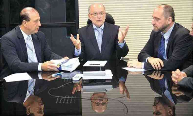 Nardes e o presidente da Corte, Aroldo Cedraz, receberam de Adams (D) explicaes sobre irregularidades (foto: Wilson Dias/Agncia Brasil)