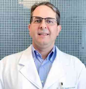 O especialista em cirurgia de cabea e pescoo do Grupo Oncoclnicas Belo Horizonte, Alexandre Andrade Sousa