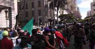 Manifestantes na porta do prdio da Prefeitura de Belo Horizonte so acompanhados pelo Batalho de Polcia de Eventos(foto: Brigadas Populares - Minas Gerais/Divulgao)