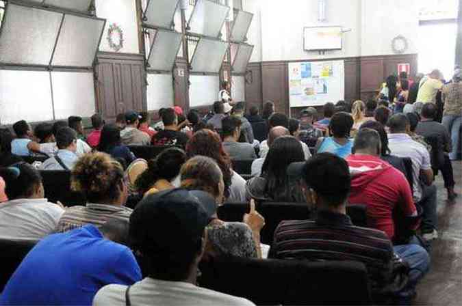 Pessoas buscam trabalho no Sine, em Belo Horizonte: perda do emprego desequilibra vida financeira dos brasileiros(foto: Paulo Filgueiras)