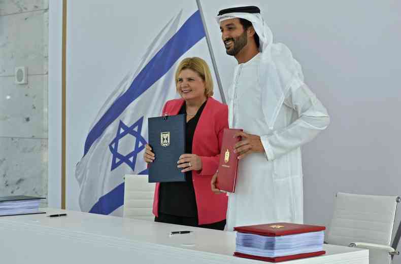 Ministros da economia de Israel e dos Emirados Árabes Unidos ,Orna Barbivai e Abdulla bin Touq al-Marri, posam para foto na cerimônia de assinatura de acordo de livre comércio entre os dois países