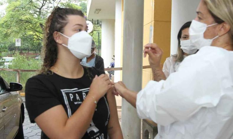 Estudante de veterinária Bruna Medeiros Ferreira, de 21 anos(foto: Jair Amaral/EM/D.A Press) Enfermeira mostrando seringa com vacina de reforço