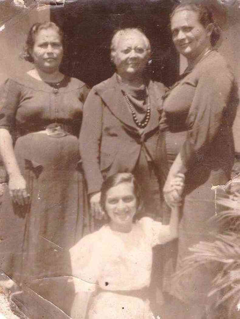 Alzira,  direita, com a sua me, Margarida, ao centro, a irm, Osmdia,  esquerda, e irm Ismnia, em baixo(foto: Arquivo Pessoal/Rudolfo Lago)