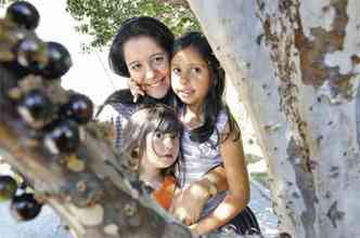 Letcia Dawahri, com as filhas, Nicole e Yasmim: experincias diferentes e deciso pelo parto em casa (foto: Juliana Flister/Esp. EM/D.A Press)