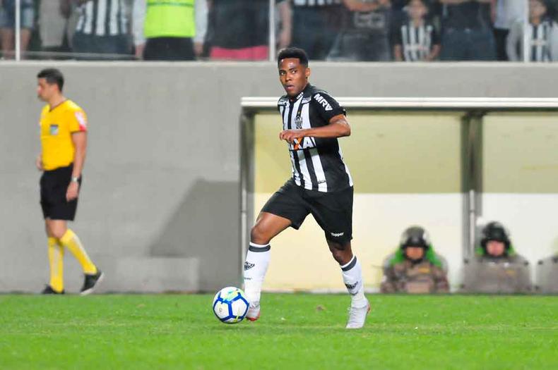 Elias jogou mais avançado na última partida: Elias jogou mais avançado na última partida: