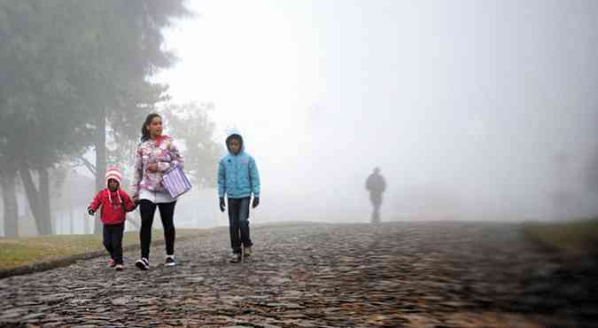 Moradores de Lavras Novas encaram neblina de manh cedo: proteo reforada(foto: TLIO SANTOS/EM/D.A PRESS )