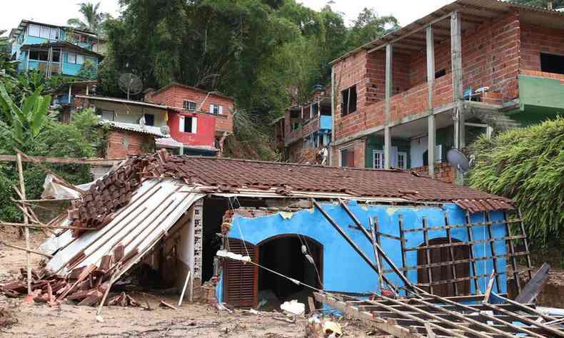 Casas destrudas em deslizamentos na Barra do Sahy aps tempestades no litoral norte de So Paulo.