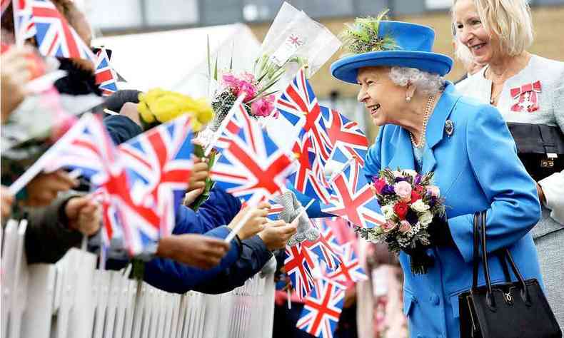 Rainha Elizabeth cumprimentando os sditos