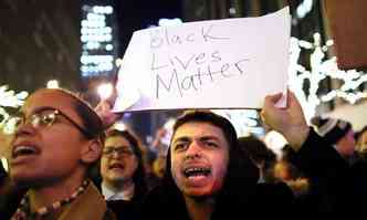 Deciso provocou novos protestos nos Estados Unidos. Manifestantes foram s ruas na Times Square, em Nova York(foto: Yana Paskova / GETTY IMAGES NORTH AMERICA / AFP)