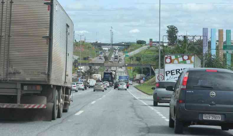 Foto de carro e caminho em rodovia