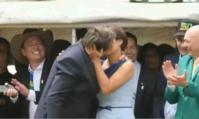 Presidente Jair Bolsonaro beija a primeira-dama Michelle Bolsonaro