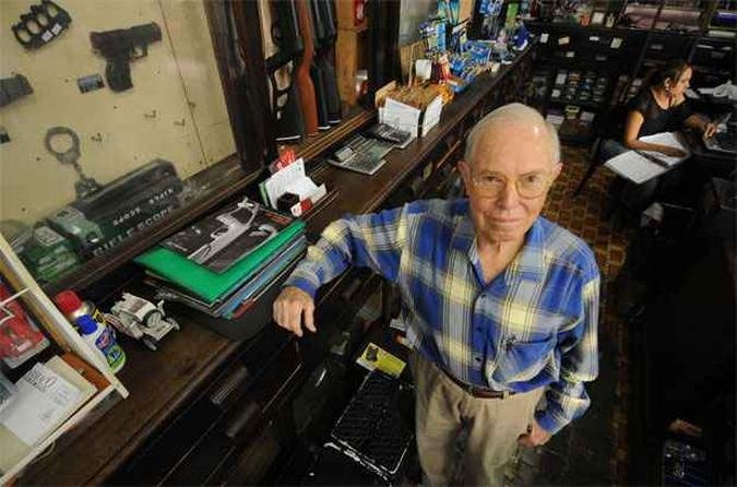 Edmar Salles, da Casa Salles: de armas de fogo a itens dom�sticos(foto: Cristina Horta/EM/D.A Press)