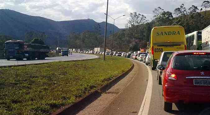 O trnsito na BR-040 est praticamente parado(foto: Mateus Henrique Souza)