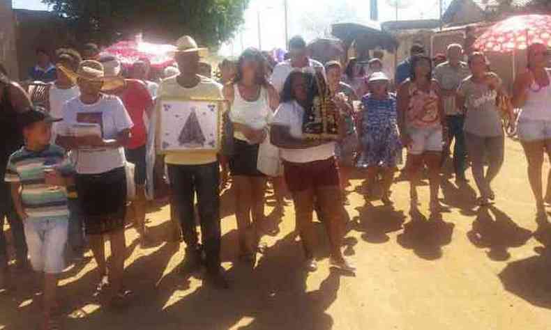 Moradores fizeram procisso pelas ruas do Bairro Rio Novo com a imagem de Nossa Senhora Aparecida e rezaram em frente  creche incendiada(foto: Luiz Ribeiro/EM/D.a Press)