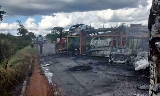Acidente mais grave foi registrado no sábado na MGC-122, em Mato Verde, no Norte de Minas. Oito pessoas perderam a vida na batida entre três veículos(foto: Corpo de Bombeiros/Divulgação ) Acidente mais grave foi registrado no sábado na MGC-122, em Mato Verde, no Norte de Minas. Oito pessoas perderam a vida na batida entre três veículos(foto: Corpo de Bombeiros/Divulgação )