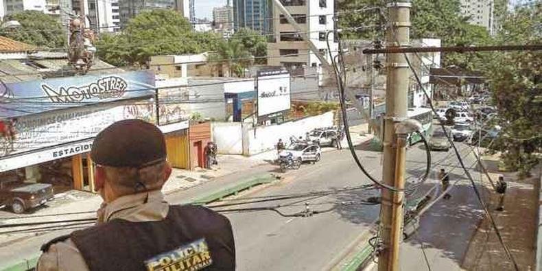 Com loja cercada, quem estava nas proximidades foi orientado a se proteger. Policiais temiam troca de tiros(foto: Leandro Couri/EM/D.A PRESS) Com loja cercada, quem estava nas proximidades foi orientado a se proteger. Policiais temiam troca de tiros(foto: Leandro Couri/EM/D.A PRESS)