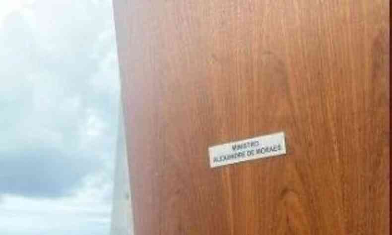 Porta do gabinete de Alexandre de Moraes
